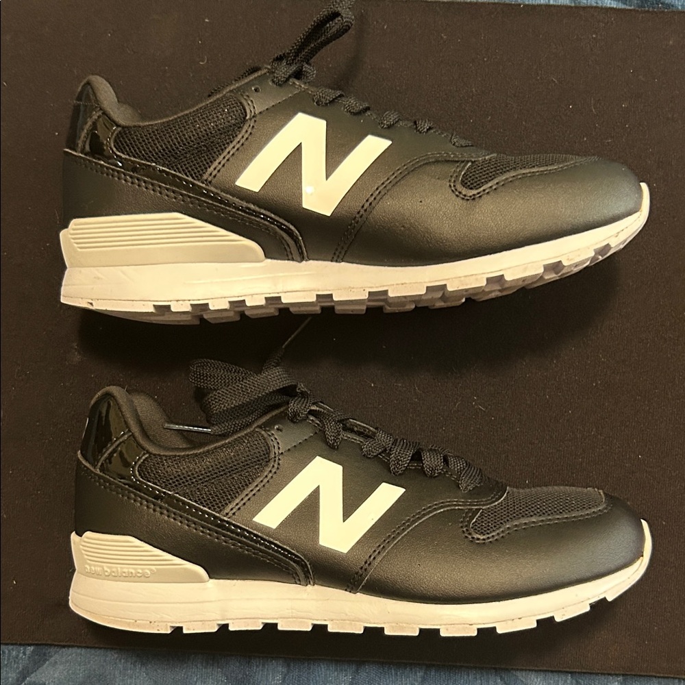 New Balance Kids Black and White 996 Sneakers - Picture 6 of 7